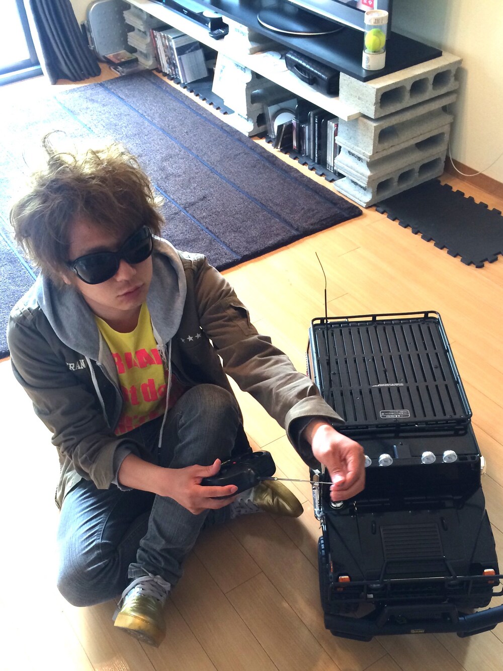 「ミハラヤスヒロ(MIHARAYASUHIRO)、プーマ、ラジコンで遊ぶ休日」｜「FRANKLIN & MARSHALLのミリタリーシャツ（シャツ/ブラウス、グリーン系）」を使った、ラクガキヤのマコさん（メンズ・168cm）の春コーディネートの1枚目の写真