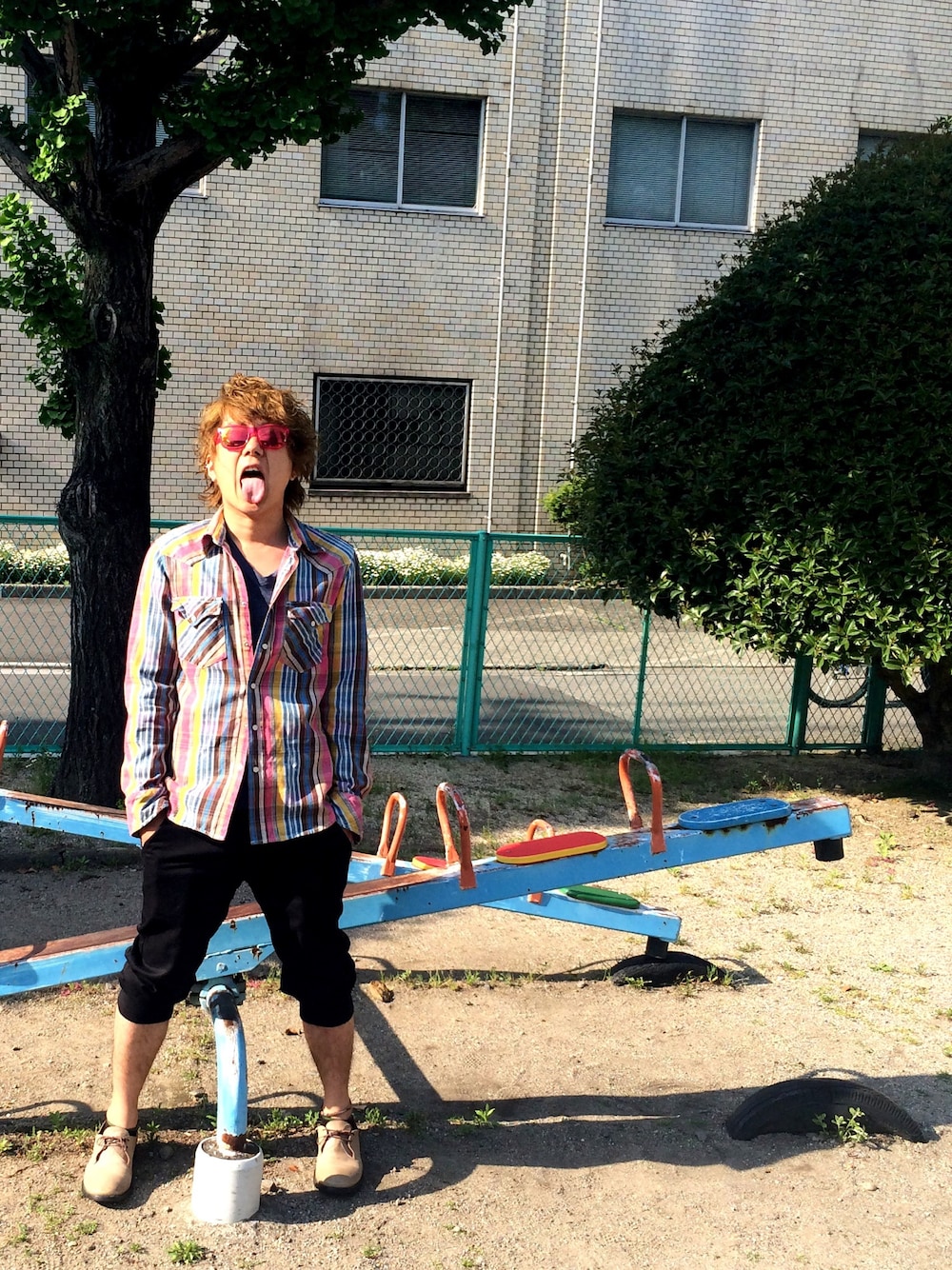 「サングラス、ちょっとそこまで、ヒステリックグラマー、ブッテロ、公園で遊びたい」｜「BUTTEROの革靴（ブーツ、ベージュ系）」を使った、ラクガキヤのマコさん（メンズ・168cm）の春コーディネートの1枚目の写真