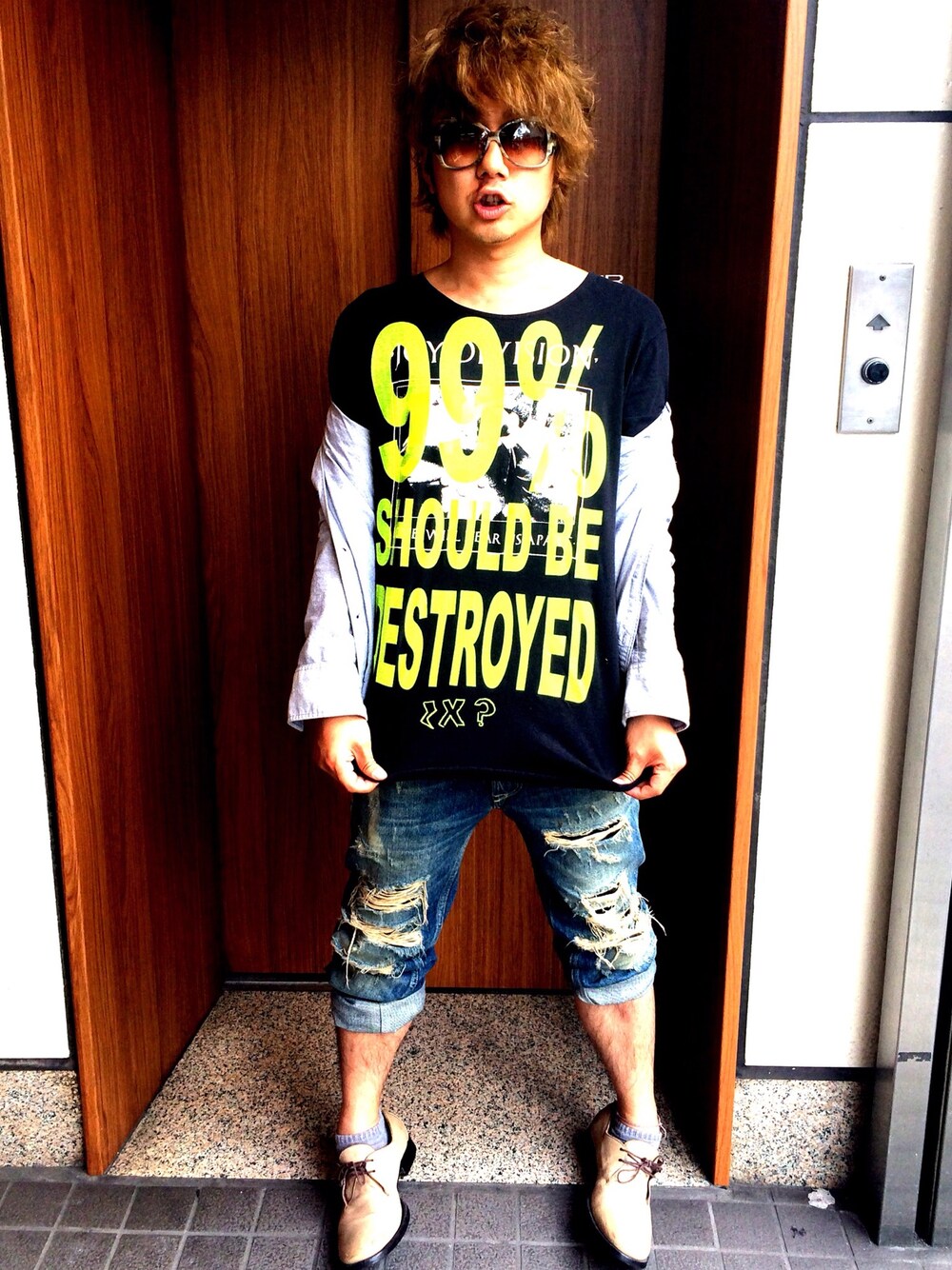 「GUCCI、お気に入りのTシャツ、ブッテロ、I am CXXX、ディーゼルデニム」｜「I AM CXXX by RAW POWERの99%（Tシャツ/カットソー、ブラック系）」を使った、ラクガキヤのマコさん（メンズ・168cm）の春コーディネートの1枚目の写真