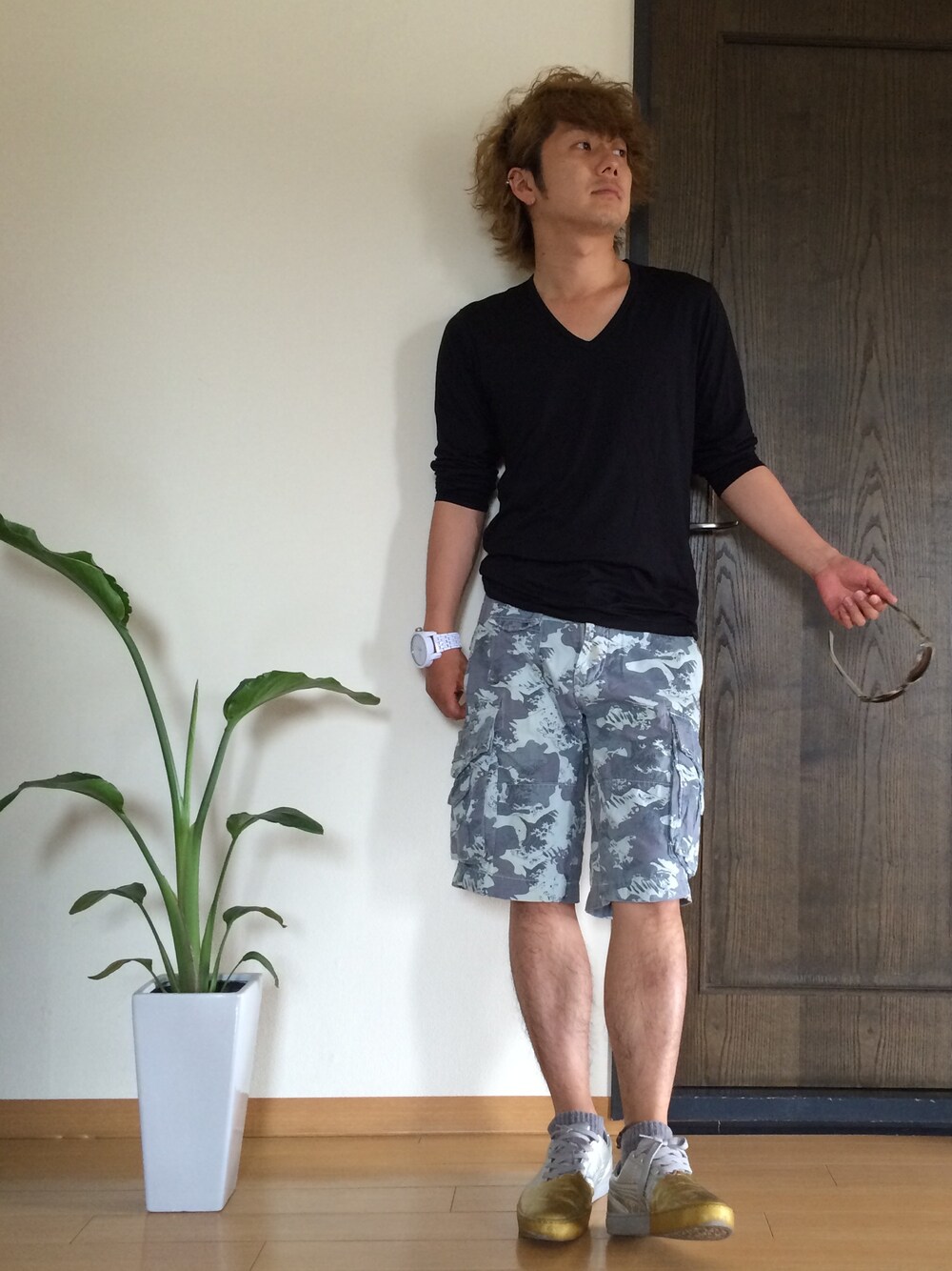 「柄パンツ」｜「DIESELの波柄ショーパン（その他パンツ、ブルー系）」を使った、ラクガキヤのマコさん（メンズ・168cm）の春コーディネートの1枚目の写真