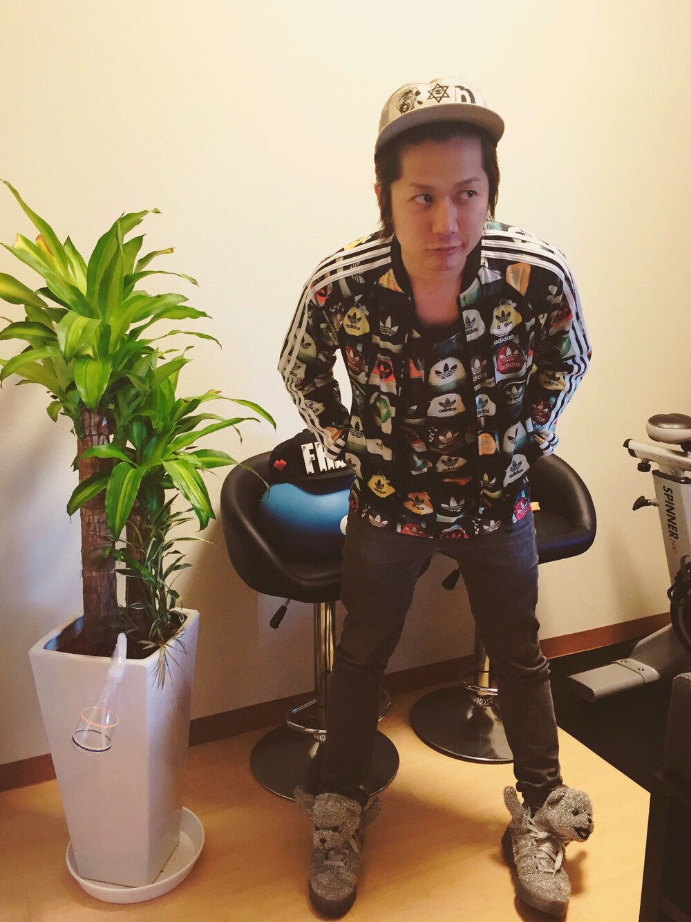 「後輩とごはん、ラクチンコーデ」｜「adidasのadidas AOP TT（ジャージ、その他）」を使った、ラクガキヤのマコさん（メンズ・168cm）の春コーディネートの1枚目の写真