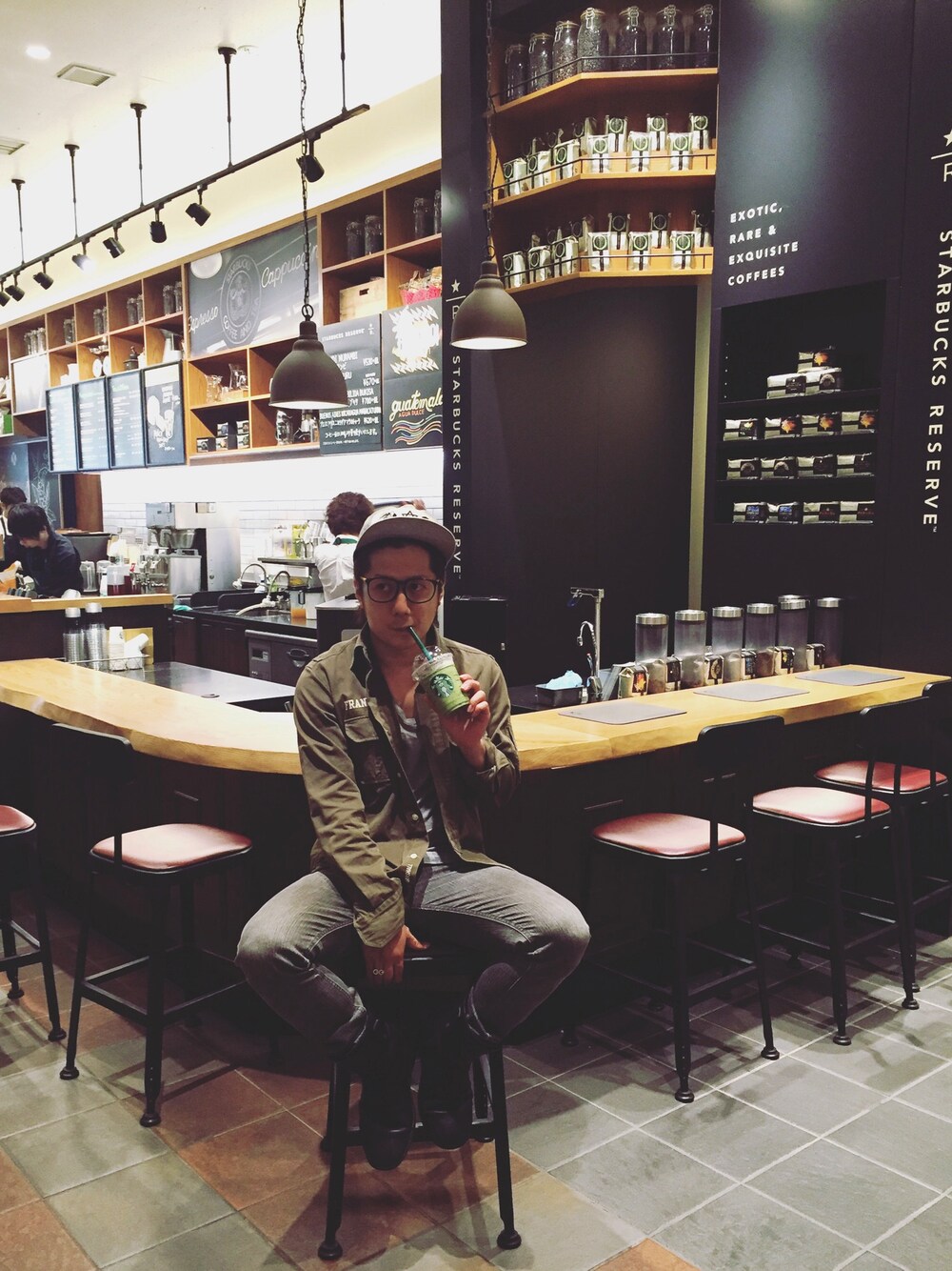 「スタバ」｜「FRANKLIN & MARSHALLのアイテム（シャツ/ブラウス、グリーン系）」を使った、ラクガキヤのマコさん（メンズ・168cm）の春コーディネートの1枚目の写真