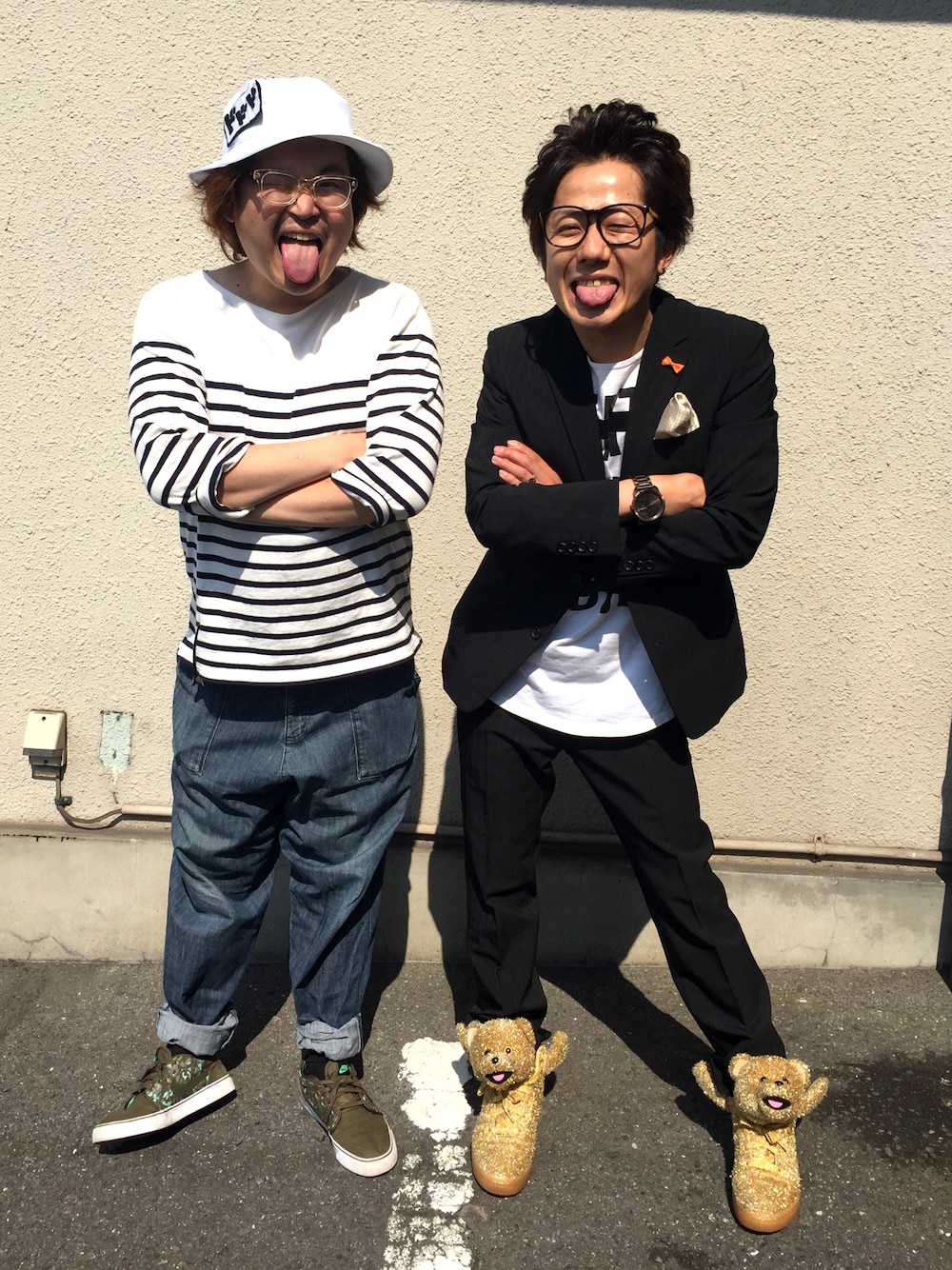 「結婚パーティー」｜「adidas Originals by JEREMY SCOTTの【JEREMY SCOTT】JS BEAR（スニーカー、ゴールド系）」を使った、ラクガキヤのマコさん（メンズ・168cm）の春コーディネートの1枚目の写真