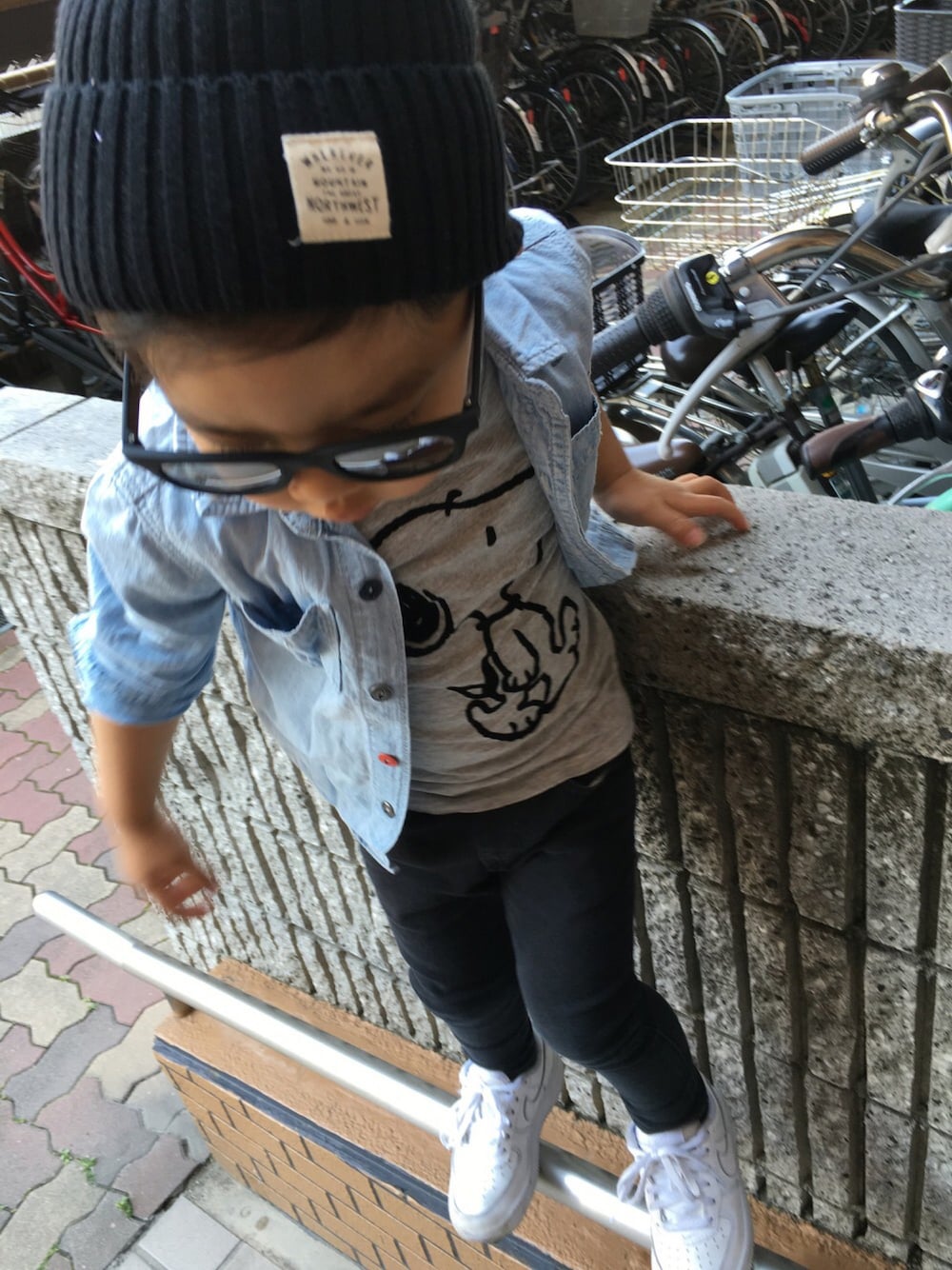 「H&Mのアイテム（Tシャツ/カットソー、グレー系）」を使った、R♡さん（キッズ・100cm）の春コーディネートの1枚目の写真