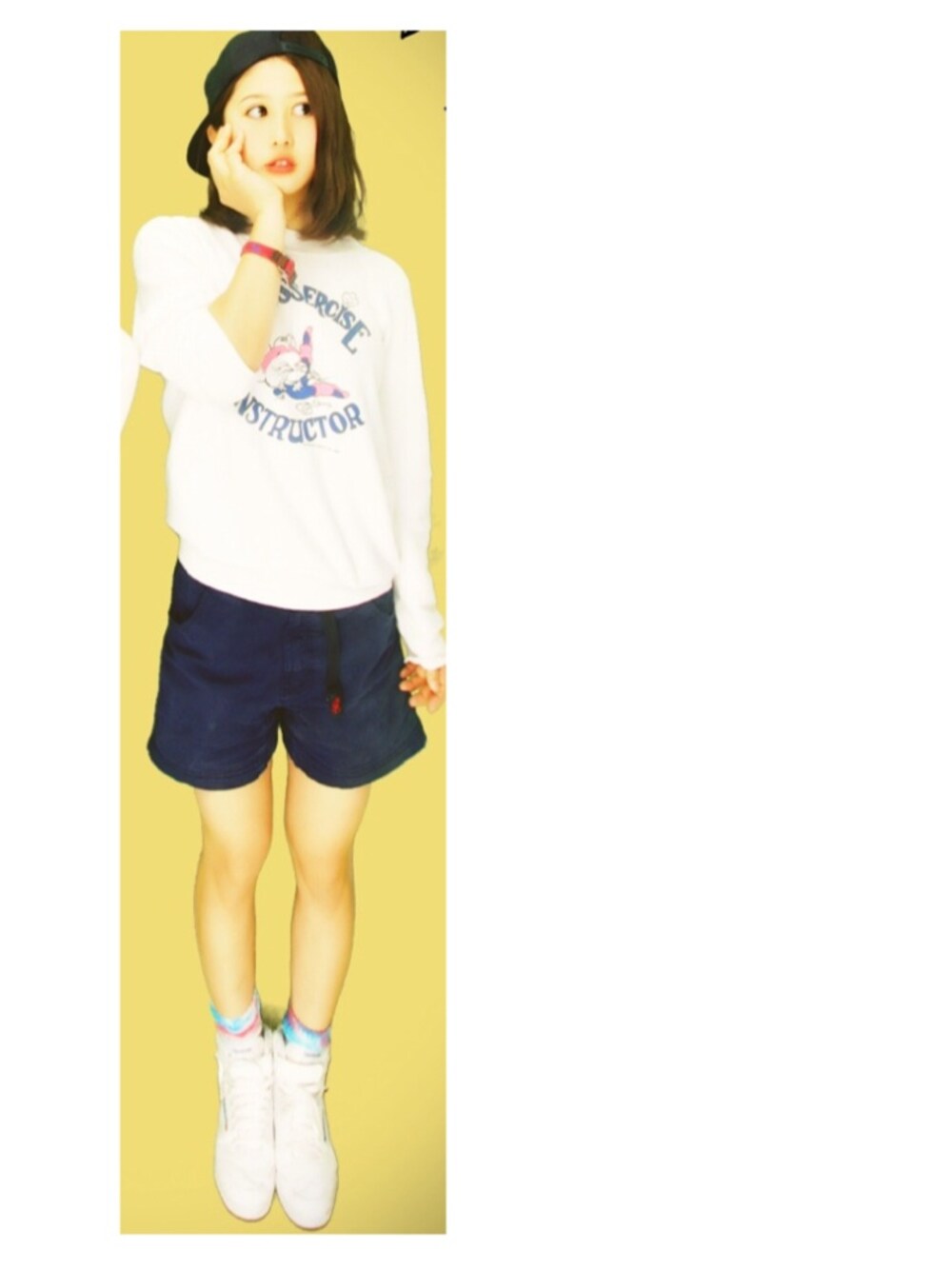 ブラック系のバックパック/リュック、ホワイト系のスニーカー、ブルー系のチノパンツを着用したレディースの春コーディネートの1枚目の写真