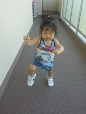 「adidas（アディダス）のアイテム（シューズ、ホワイト系）」を使った、yuinaさん（キッズ）の夏コーディネート