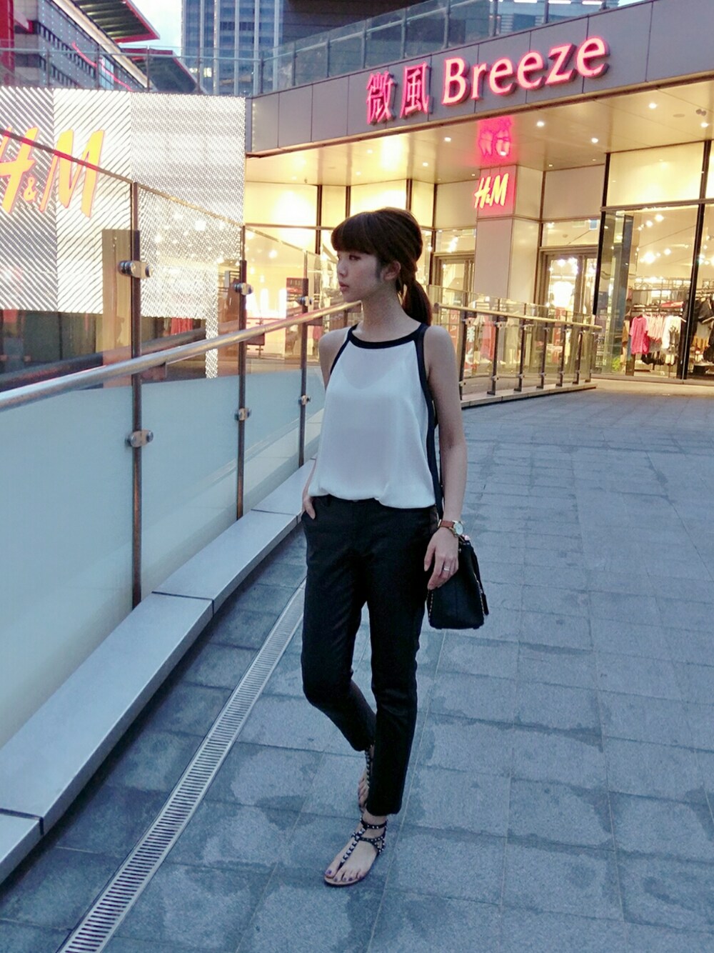 「MANGOのアイテム（キャミソール、ホワイト系）」を使った、周宛吟さん（レディース・162cm）の夏コーディネートの1枚目の写真
