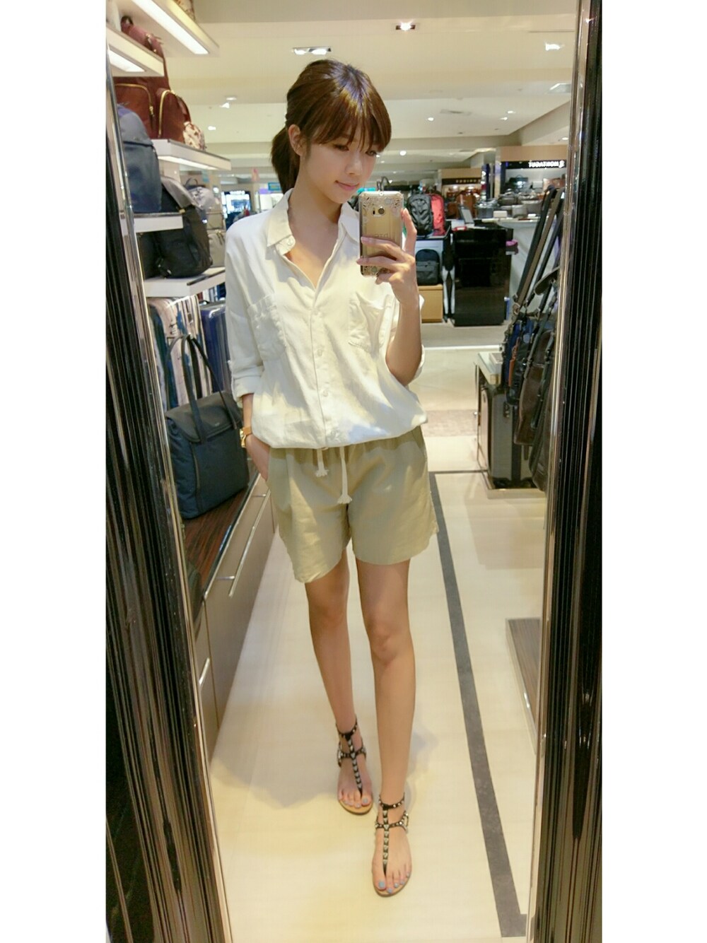 「韓版のアイテム（カーゴパンツ、ベージュ系）」を使った、周宛吟さん（レディース・162cm）の夏コーディネートの1枚目の写真