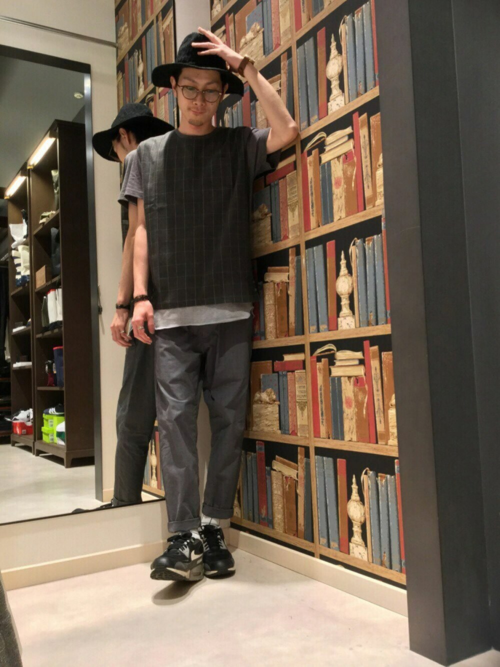 グレー系のTシャツ/カットソー、グレー系のタンクトップ、グレー系のその他パンツを着用したメンズの春コーディネートの1枚目の写真