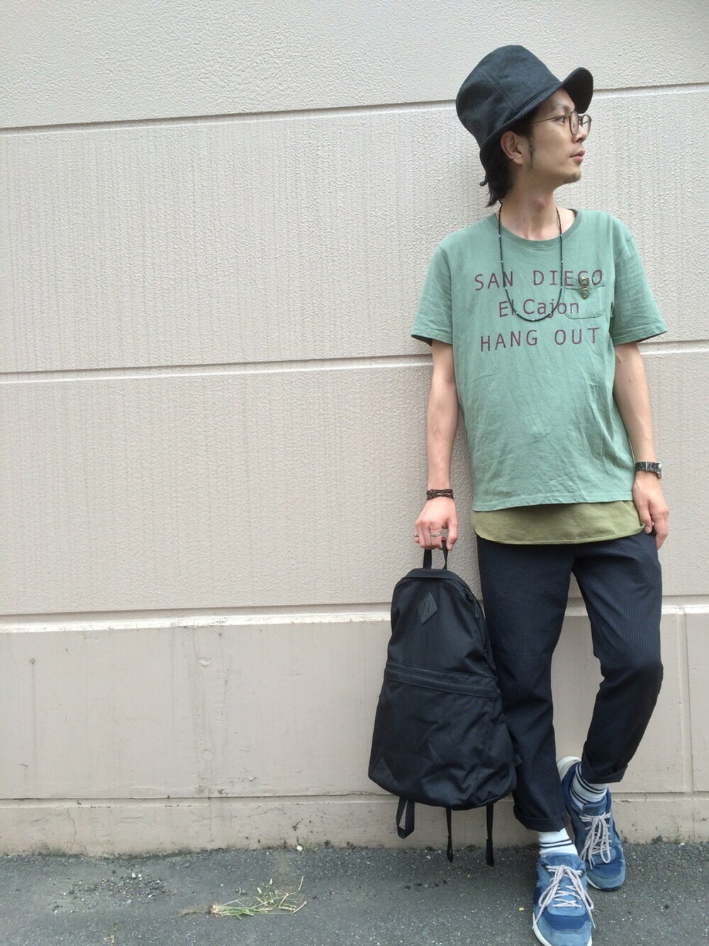 グリーン系のTシャツ/カットソー、グリーン系のタンクトップ、ブルー系のスニーカーを着用したメンズの夏コーディネートの1枚目の写真