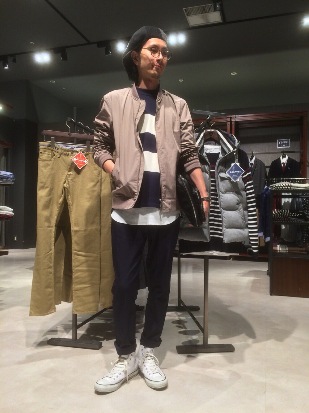 「秋コーデ、カジュアルコーデ、クラッチバッグ、MA-1、グレージュ、ハンチング、イージーパンツ、THE SHOP TK、コンバース、ボーダーニット」｜「THE SHOP TK のMA-1ブルゾン（ブルゾン、ベージュ系）」を使った、Gi-daさん（メンズ・178cm）の秋コーディネートの1枚目の写真