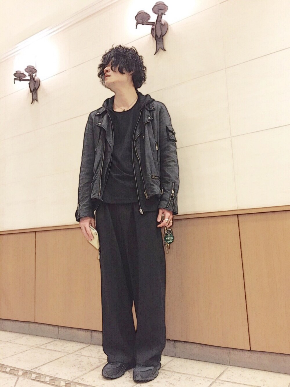 「フリース、シルバーアクセサリー、RAF BY RAF SIMONS、COMME des GARCONS、オールブラック、ハラチ、Vivienne Westwood、スラックス、古着MIX、ゆったりコーデ」｜「NIKEのnike air huarache triple black（スニーカー、ブラック系）」を使った、ToMさん（メンズ・172cm）の冬コーディネートの1枚目の写真