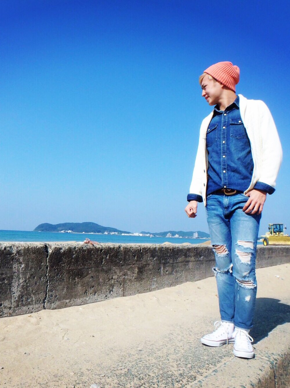 「休日スタイル、ThreeArrows、ThreeArrowsスタッフ、H&M、converse、URBAN RESEARCH、デニム、大人カジュアル」｜「URBAN RESEARCHのアイテム（ニットキャップ/ビーニー、ピンク系）」を使った、tasuku_threearrowsさん（メンズ・175cm）の秋コーディネートの1枚目の写真