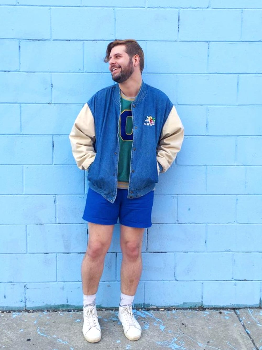 「denim、denim jacket、ootd、outfit、summer、vintage、Champion、urban outfitters、sneakers、streetstyle」｜「VINTAGEのアイテム（スタジャン、ブルー系）」を使った、Gregoryさん（メンズ・183cm）の夏コーディネートの1枚目の写真