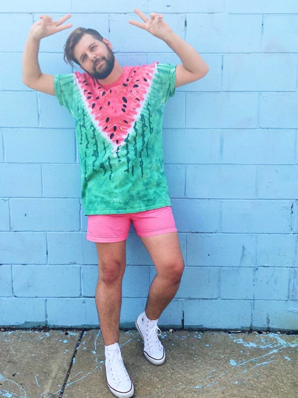 「pattern、ootd、outfit、summer、shorts、converse、pink、streetstyle、watermelon」｜「URBAN OUTFITTERSのアイテム（Tシャツ/カットソー、グリーン系）」を使った、Gregoryさん（メンズ・183cm）の夏コーディネートの1枚目の写真