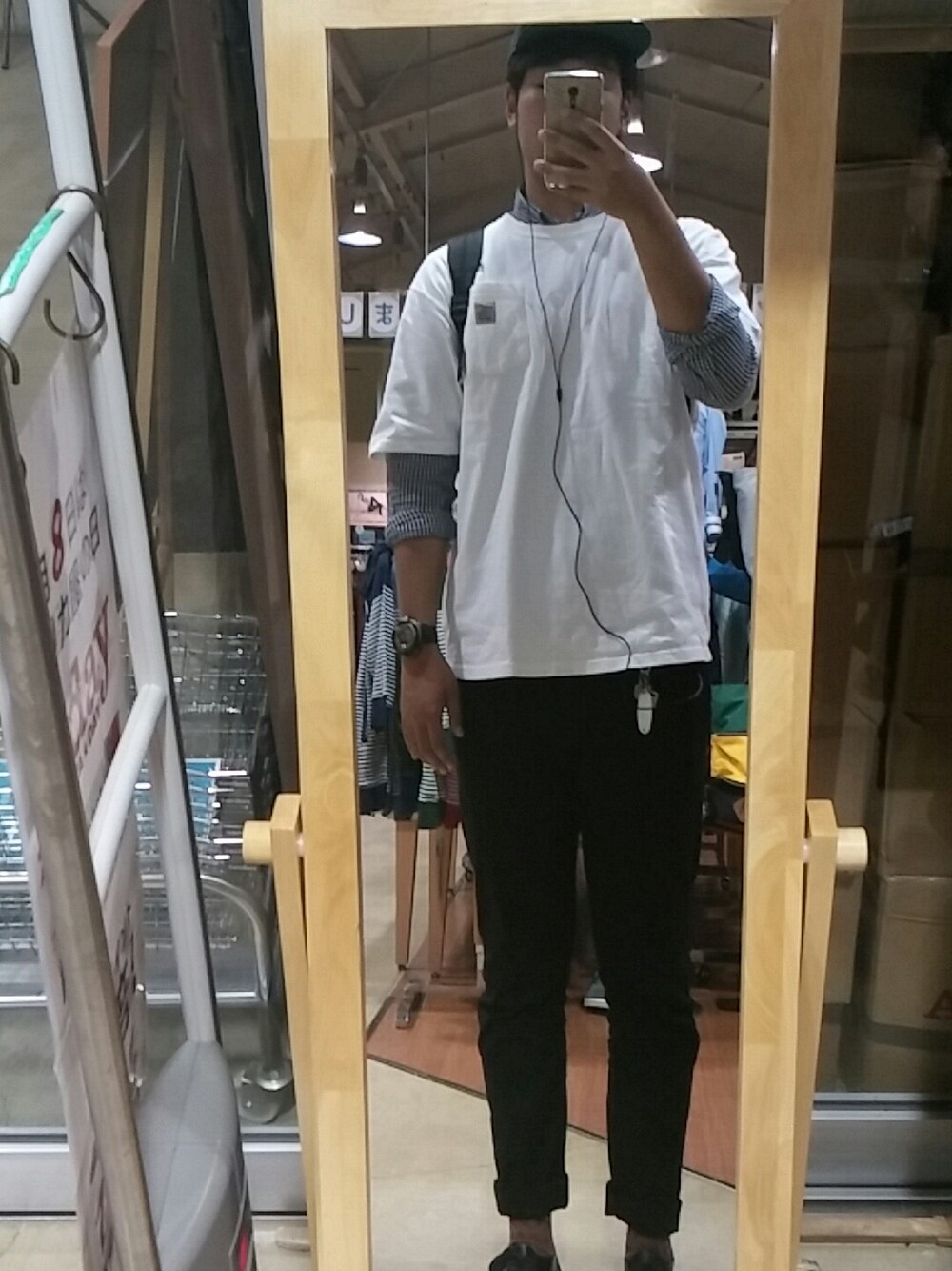 ホワイト系のTシャツ/カットソー、ブルー系のシャツ/ブラウス、ブラック系のブーツを着用したメンズの春コーディネートの1枚目の写真