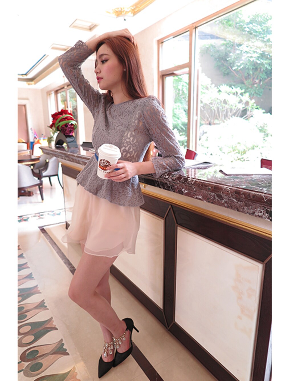 グレー系のニット/セーター、ピンク系のその他パンツ、ブラック系のパンプスを着用したレディースの春コーディネートの1枚目の写真