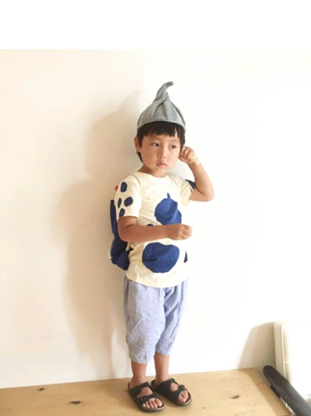 ブラック系のサンダル、ブルー系のバックパック/リュック、ブルー系のその他パンツを着用したキッズの夏コーディネートの1枚目の写真