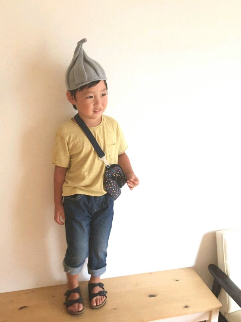 イエロー系のTシャツ/カットソー、ブルー系のショルダーバッグ、ブルー系のデニムパンツを着用したキッズの秋コーディネートの1枚目の写真