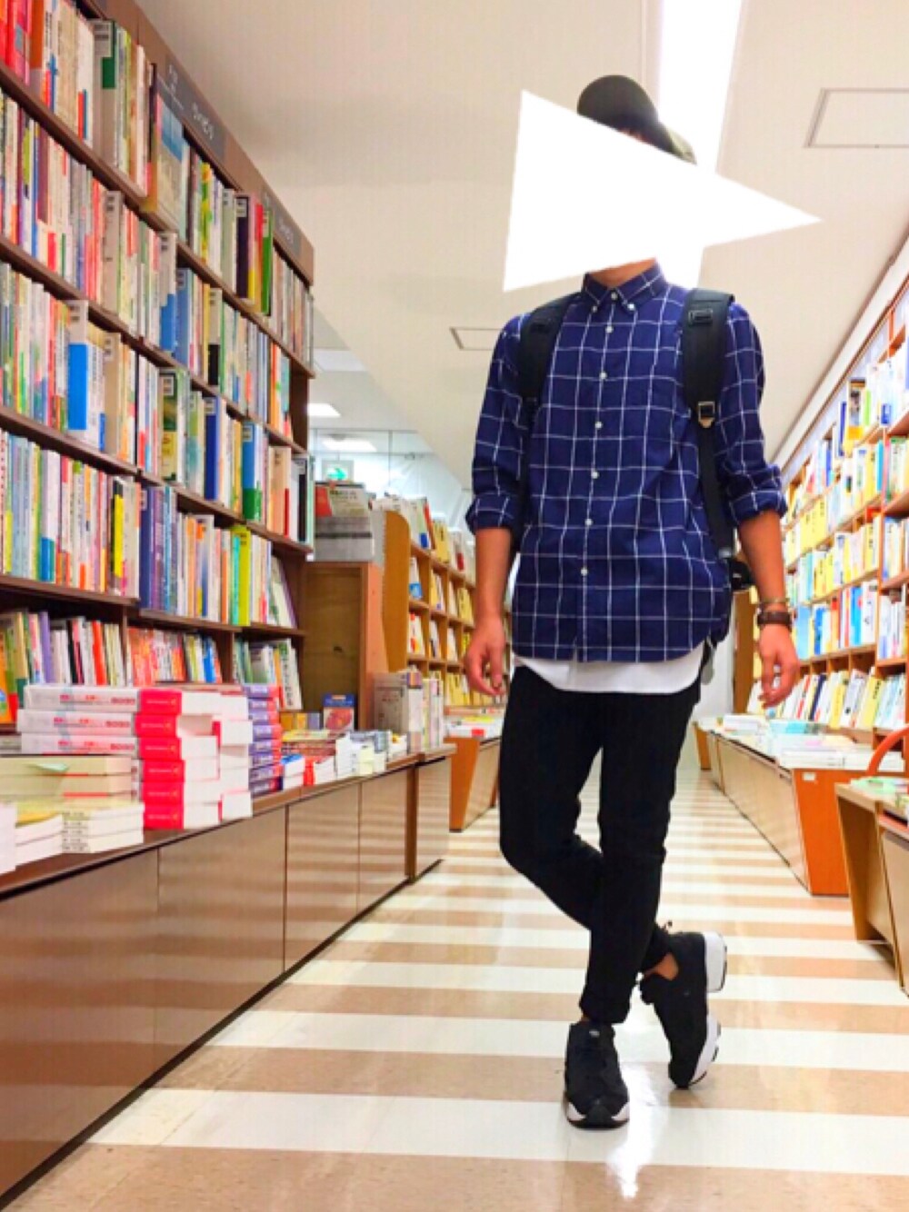 ブルー系のシャツ/ブラウス、ホワイト系のタンクトップ、ブラック系のパンツを着用したメンズの秋コーディネートの1枚目の写真