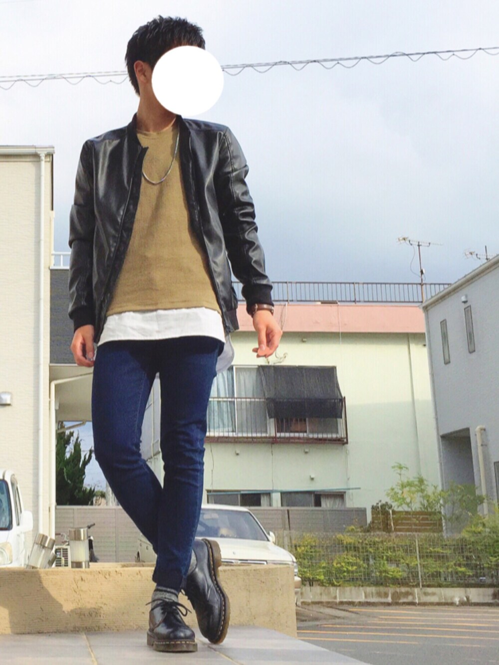 ブラック系のブルゾン、グリーン系のTシャツ/カットソー、ブルー系のパンツを着用したメンズの秋コーディネートの1枚目の写真