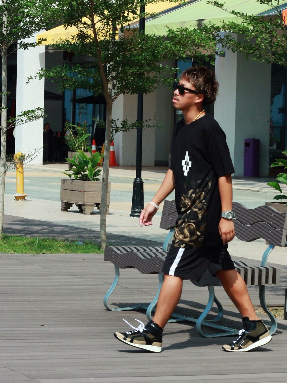 「marceloburlon、alexanderwang、pierrehardy、streetstyle、streetwear、sneakers、guardarobakk、kotakinabalu、Sabah」｜「MARCELO BURLONのアイテム（Tシャツ/カットソー、ブラック系）」を使った、GUARDAROBAKKさん（メンズ・163cm）の秋コーディネートの1枚目の写真