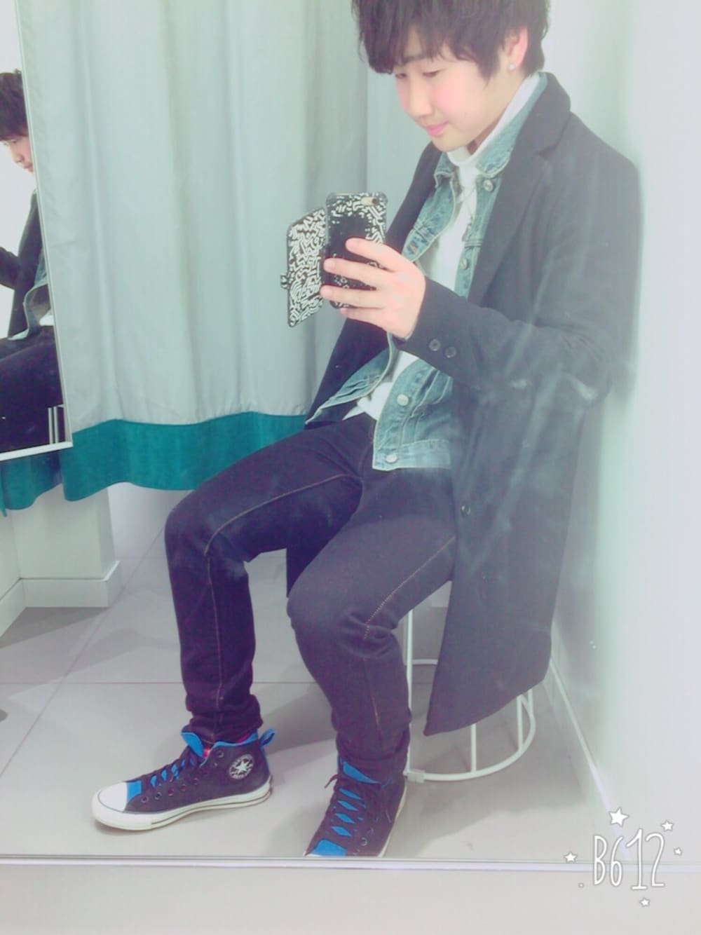 ブラック系のその他パンツ、ブラック系のスニーカー、ブラック系のダウンジャケット/コートを着用したメンズの春コーディネートの1枚目の写真