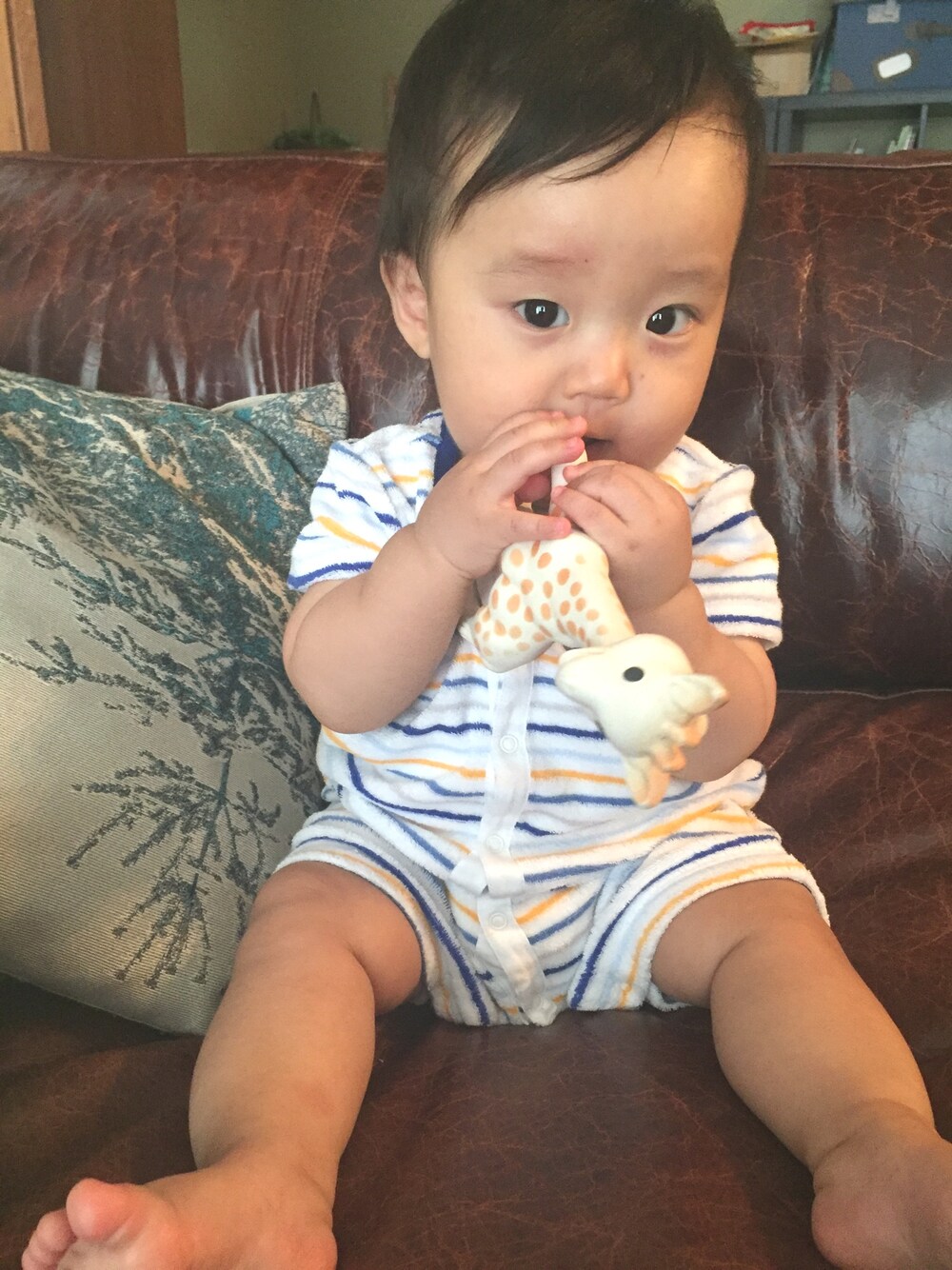 ブルー系のロンパースを着用したキッズの夏コーディネートの1枚目の写真