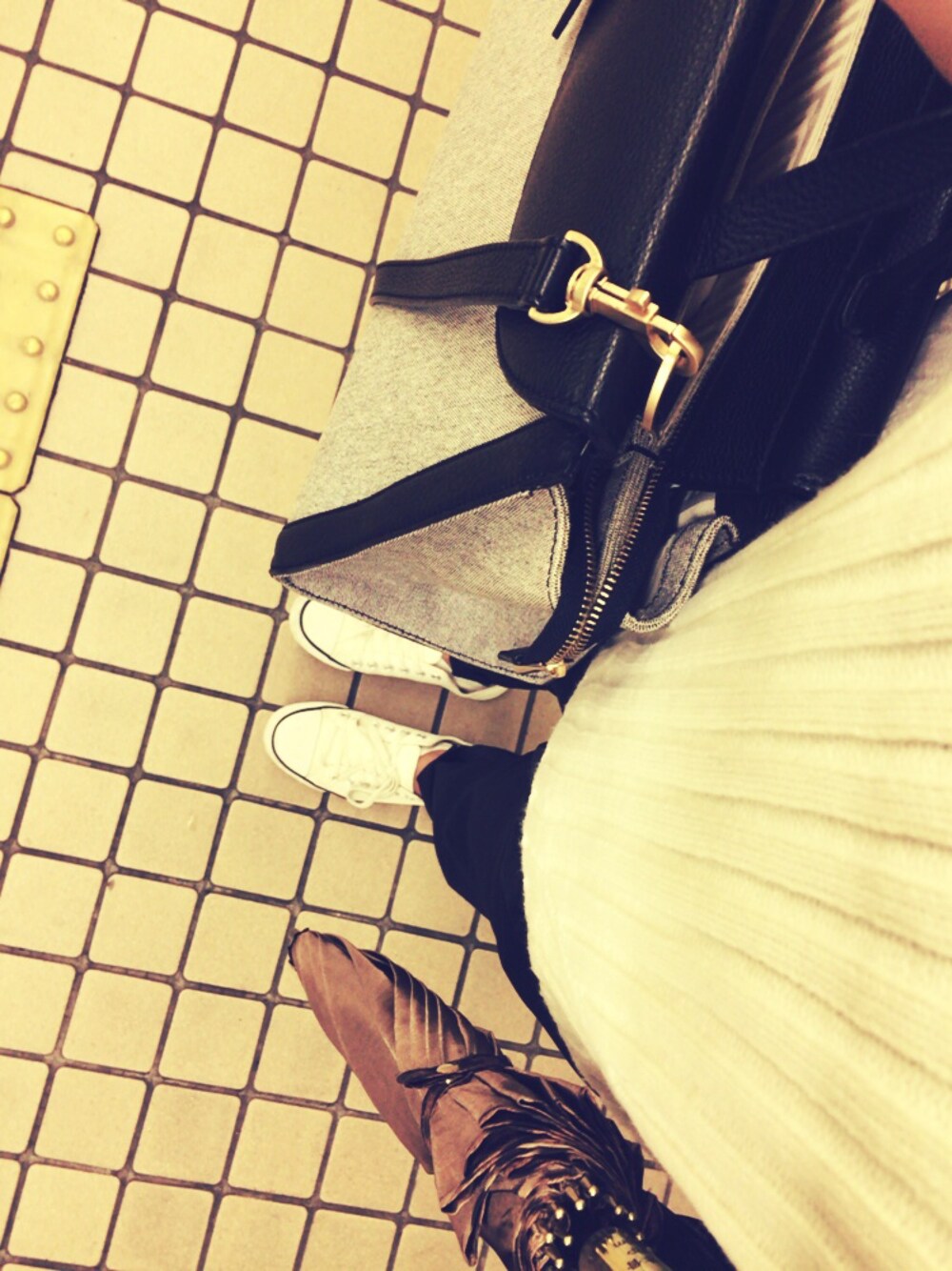 「simple、GU、Kate Spade、NATURAL BAUTY BASIC」｜「KATE SPADE SATURDAYのTHE A SATCHEL（ハンドバッグ、ブラック系）」を使った、kzh◡̈♥︎さん（レディース・155cm）の秋コーディネートの1枚目の写真