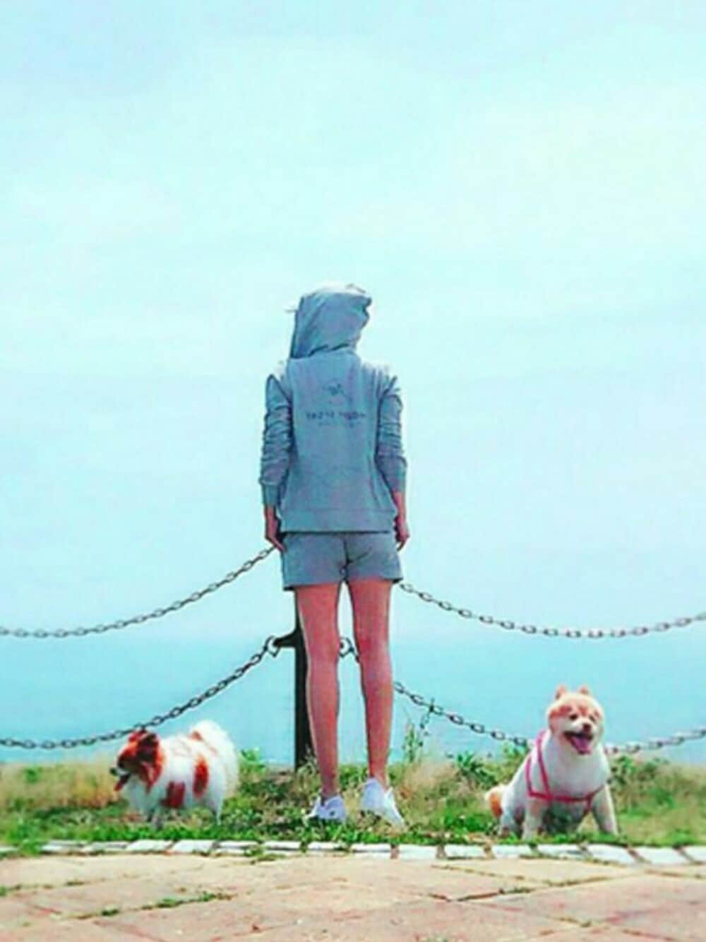 グレー系のセットアップ、ブルー系のTシャツ/カットソー、ホワイト系のその他を着用したレディースの春コーディネートの1枚目の写真