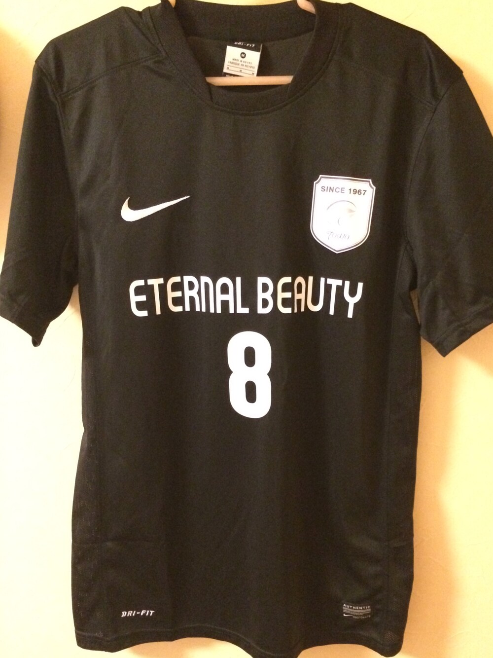 ブラック系のその他トップス、ホワイト系のその他雑貨を着用したレディースの秋コーディネートの1枚目の写真