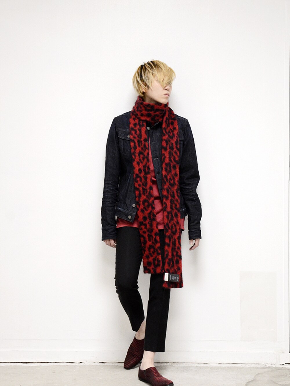 「BALMAIN、fashion、HAIDER ACKERMANN、saint laurent paris、BOTTEGA VENETA、短靴、SAINTLAURENTPARIS、ベイビーキャット」｜「BOTTEGA VENETAのBOTTEGA VENETA[襟レザー切替デニムジャケット]（デニムジャケット、ブルー系）」を使った、DOLLARさん（メンズ・178cm）の春コーディネートの1枚目の写真