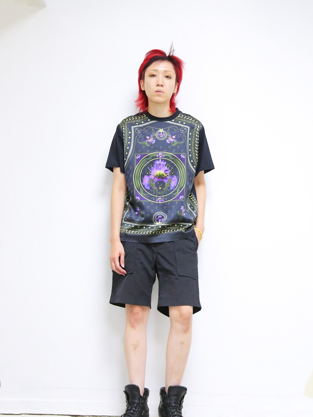 「スニーカー、KENZO、ショートパンツ、Tシャツ、GIVENCHY、BALMAIN、レザースニーカー、ケンゾー(KENZO)、ジバンシィ、バルマンオム」｜「GIVENCHYのGivenchyジバンシー[11AW PANTHER FOULARD PRINT SATIN TEE/パンサープリントサテンTシャツ]美品 （Tシャツ/カットソー、ブラック系）」を使った、DOLLARさん（メンズ・178cm）の夏コーディネートの1枚目の写真