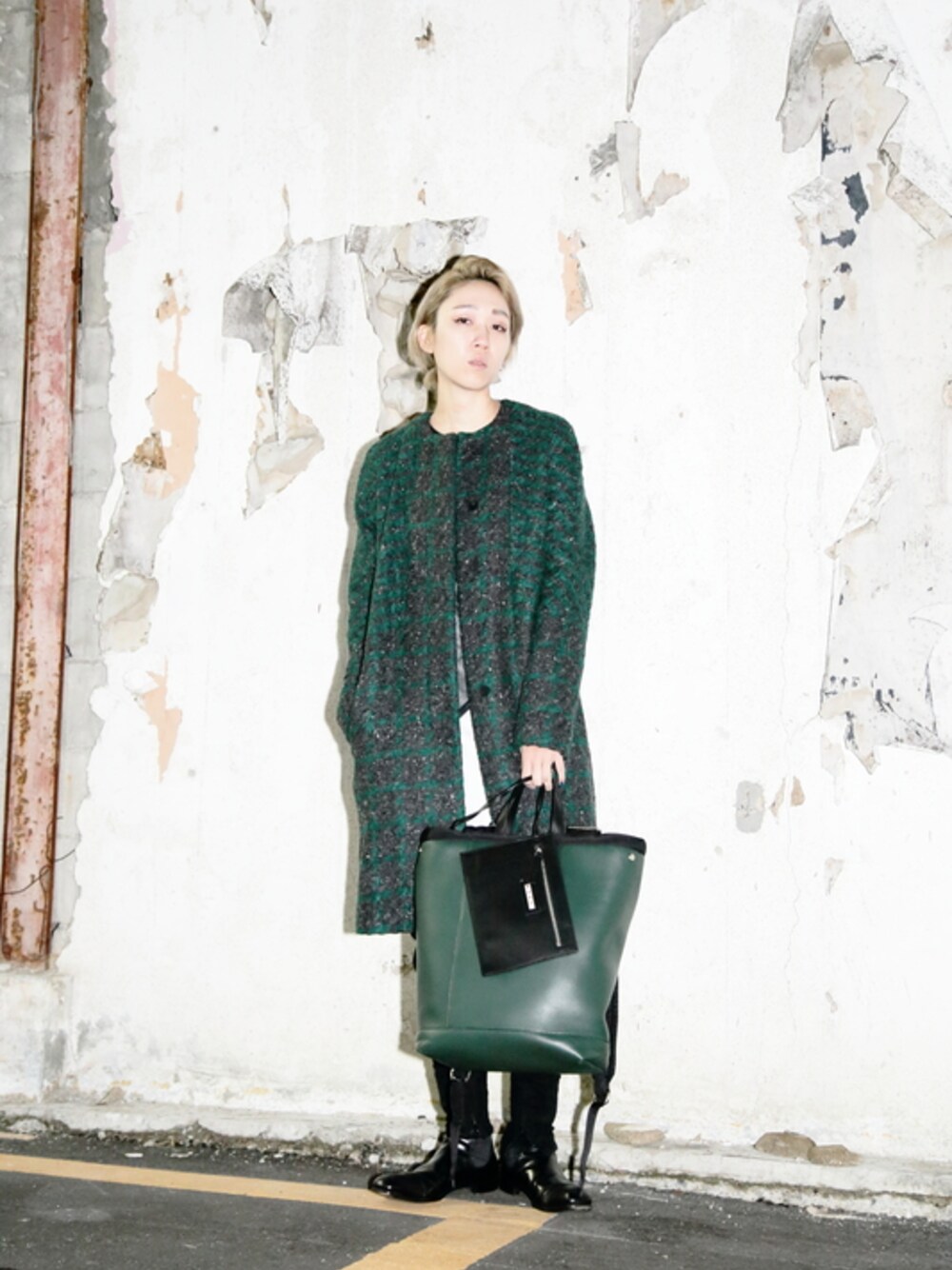 「コート、ブーツ、リュック、PRADA、MARNI、HAIDER ACKERMANN、Roberto cavalli、 Gareth pugh」｜「HAIDER ACKERMANNハイダーアッカーマン[14AW Wool Blend Houndstooth Coat/ノーカラーハウンドトゥースコート/36]（ノーカラージャケット、グリーン系）」を使った、DOLLARさん（レディース・178cm）の秋コーディネートの1枚目の写真