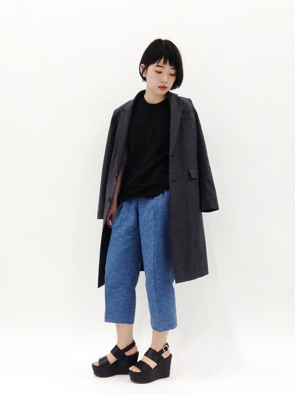 「ロングジャケット、水色、厚底サンダル、ジャケット、ジャケットスタイル、カチッと、７分丈パンツ、モード、ツイード、タックパンツ」｜「ASTRAETのASTRAET(アストラット) チェスターコート（チェスターコート、グレー系）」を使った、まみむさん（レディース・157cm）の春コーディネートの1枚目の写真