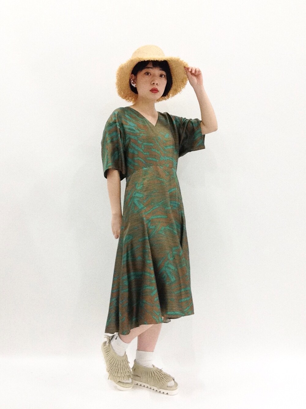 「ワンピース、帽子、フリンジ、柄ワンピ、柄ワンピース、麦わら帽子、ツバ広ハット、リゾートスタイル、フリンジサンダル、ツバ広帽」｜「RODE SKOのRODE SKO ラフィアナチュラルハット（ハット、ベージュ系）」を使った、まみむさん（レディース・157cm）の春コーディネートの1枚目の写真