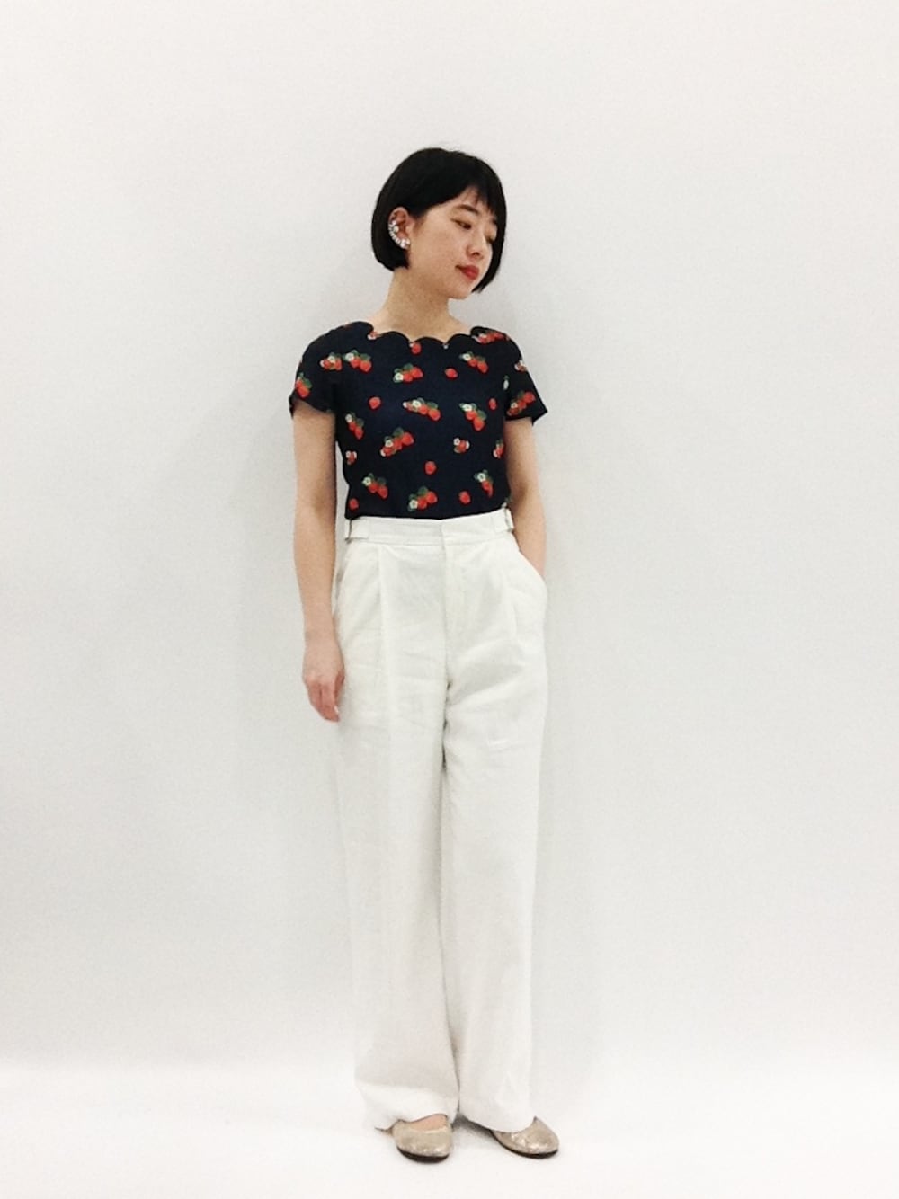 「いちご、イチゴ柄、ワイドパンツ、ハイウエスト、ハイウエストパンツ、ホワイトパンツ、ウエストイン、ペタンコ靴、ペタンコパンプス、フルーツ柄」｜「note et silence のfs/ny　ANKARA　レザーSH（バレエシューズ、ゴールド系）」を使った、まみむさん（レディース・157cm）の春コーディネートの1枚目の写真