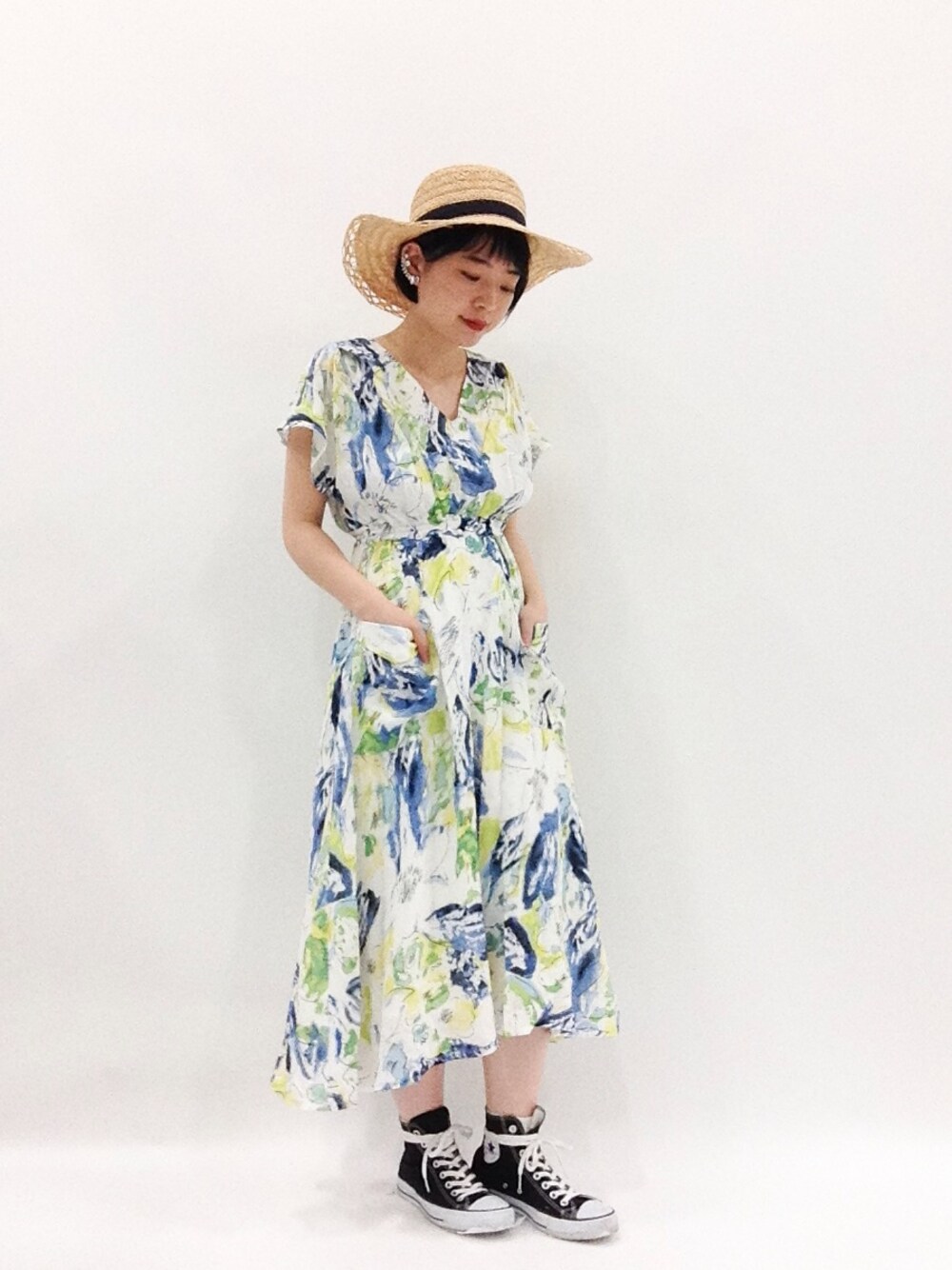 「麦わら帽子、ツバ広、ワンピース、柄ワンピース、マキシ丈ワンピース、リゾートスタイル、コンバース、コンバース オールスター、Vネック、リラックススタイル」｜「dazzlinの水彩ﾌﾗﾜｰﾐﾃﾞｨ丈OP	（ワンピース、ブルー系）」を使った、まみむさん（レディース・157cm）の春コーディネートの1枚目の写真