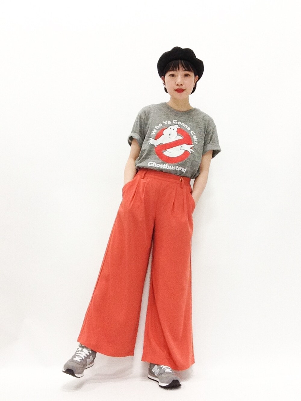 「ベレー帽、New Balance、ハイウエスト、オレンジ、ワイドパンツ、ハイウエストパンツ、ゆるパンツ、ゴーストバスターズ、イラストT、ビビッドカラー」｜「JOURNAL STANDARDの【JACKSON MATISSE/ジャクソンマティス】ゴーストバスターズプリントTシャツ#（Tシャツ/カットソー、グレー系）」を使った、まみむさん（レディース・157cm）の春コーディネートの1枚目の写真