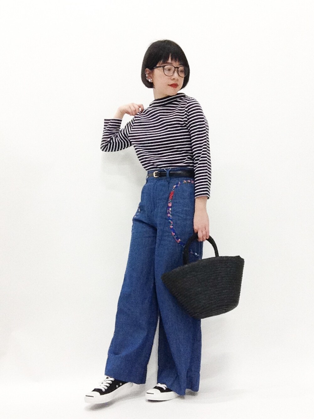 「ボーダー、ハイネック、ハイウエスト、ワイドパンツ、ベルト、ハイウエストパンツ、ジャックパーセル、ゆるパンツ、かごバッグ、jack purcell」｜「TSUMORI CHISATOのC/Liﾃﾞﾆﾑ（デニムパンツ、ブルー系）」を使った、まみむさん（レディース・157cm）の春コーディネートの1枚目の写真