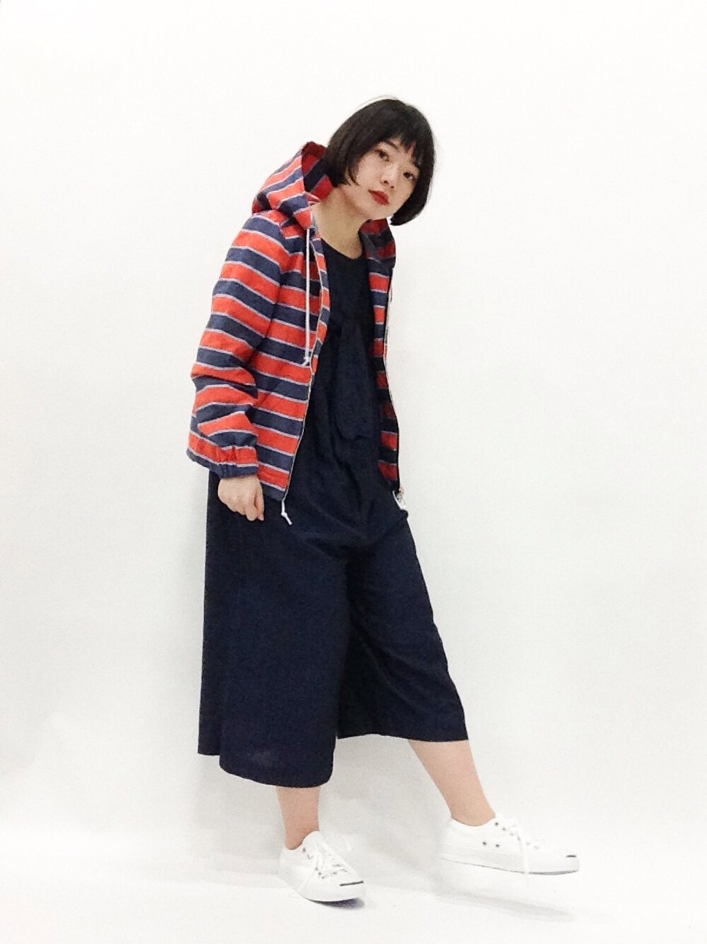 「マウンテンパーカー、オールインワン、レジャースタイル、遊園地、遊園地コーデ、ボーダー、ジャックパーセル、jack purcell、アウトドアスタイル」｜「CORTES WORKSのリネンシャンブレーコンビネゾン（つなぎ/オールインワン、ブルー系）」を使った、まみむさん（レディース・157cm）の春コーディネートの1枚目の写真