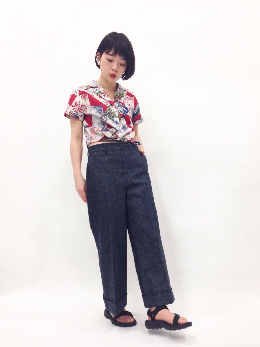 「柄シャツ、ハイウエスト、ワイドパンツ、ハイウエストパンツ、ショート丈トップス、teva」｜「LILY BROWNのサマーパッチワーク柄シャツ（シャツ/ブラウス、レッド系）」を使った、まみむさん（レディース・157cm）の春コーディネートの1枚目の写真