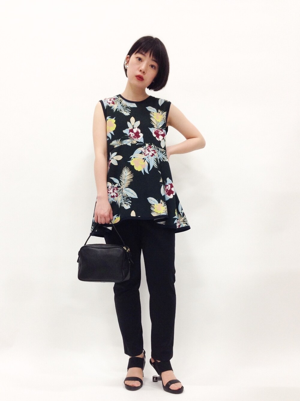 「花柄、チュニック、フレア、リラックスパンツ、ポシェット、花柄トップス」｜「LEP LUSSの【LEP LUSS】ディーフラワーチュニックOP（シャツ/ブラウス、グリーン系）」を使った、まみむさん（レディース・157cm）の春コーディネートの1枚目の写真