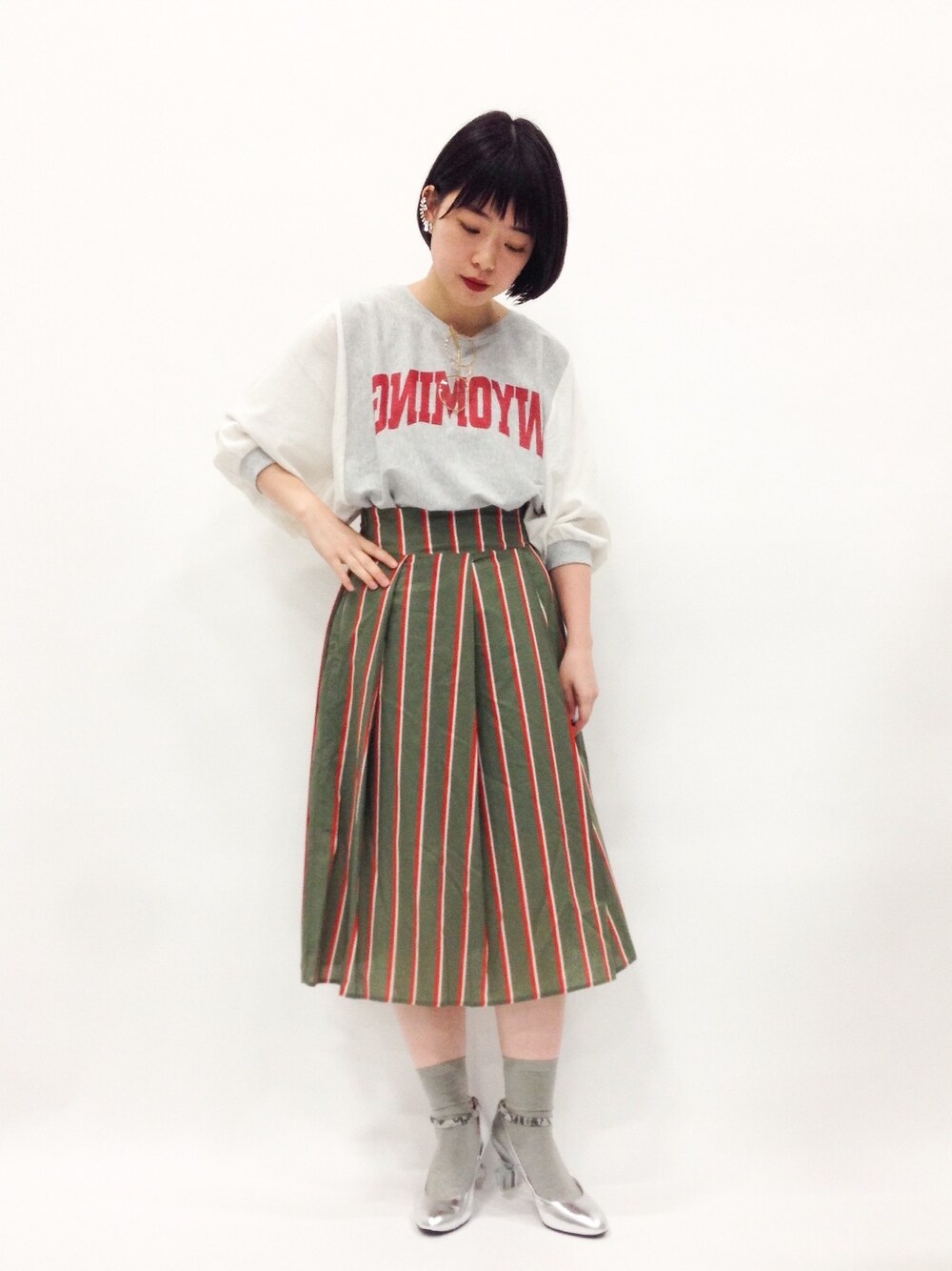 「グレー、ストライプ、ハイウエスト、ロングスカート、ハイウエストパンツ、ストライプスカート、ストラップパンプス、靴下 パンプス、シルバーパンプス」｜「RODEO CROWNS WIDE BOWLのスーパー ドルマントップス（スウェット、グレー系）」を使った、まみむさん（レディース・157cm）の春コーディネートの1枚目の写真