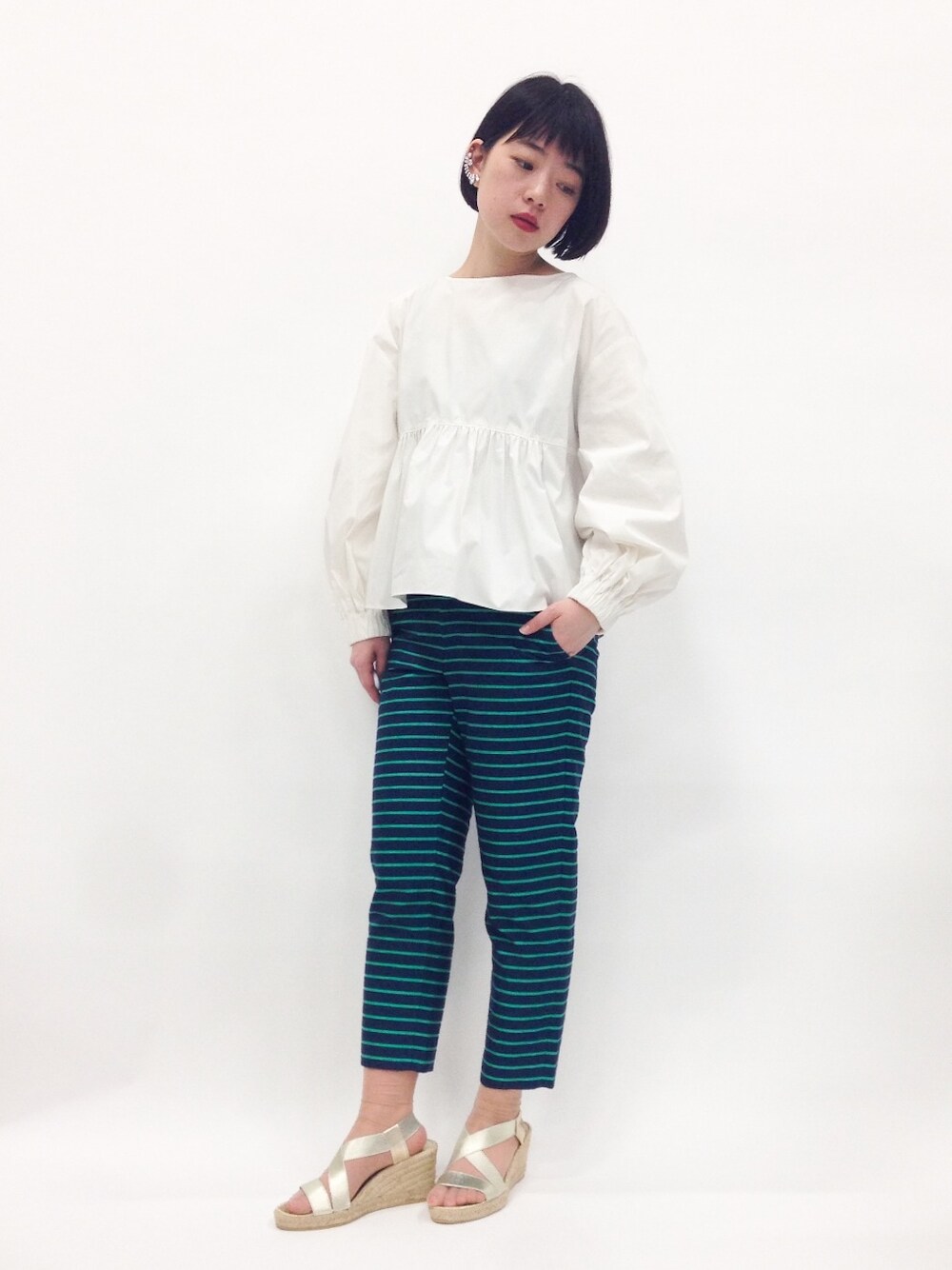 「チュニック、ウェッジソール、リラックスパンツ、ボーダーパンツ、ゴールドサンダル」｜「EN ROUTEのENR C/NY PS GATHER BLUS（シャツ/ブラウス、ホワイト系）」を使った、まみむさん（レディース・157cm）の春コーディネートの1枚目の写真