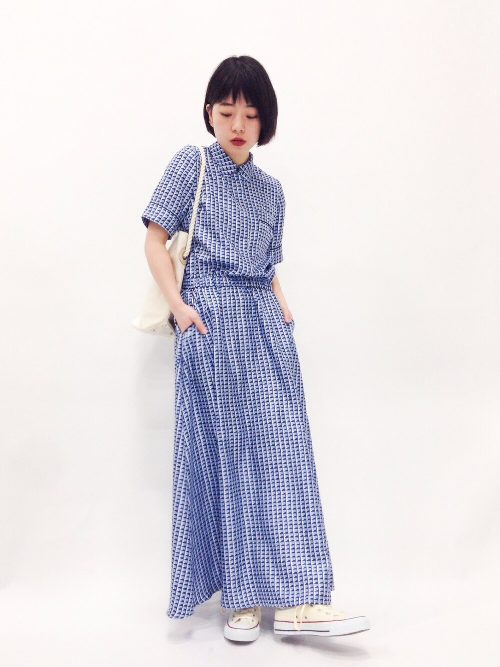 「コンバース、コンバース オールスター、マキシ丈ワンピース、マキシ丈、ブルー×ホワイト、総柄ワンピース」｜「SHIPS for womenのTEMBEA:BAGUETTE TOTE ROPE S（ハンドバッグ、ベージュ系）」を使った、まみむさん（レディース・157cm）の春コーディネートの1枚目の写真