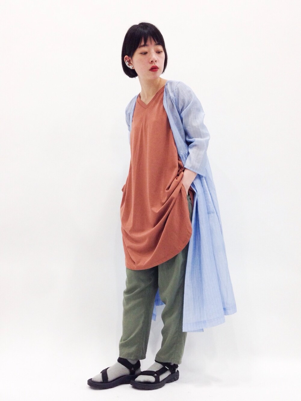 「Vネック、リラックススタイル、カーキパンツ、羽織り、ゆるコーデ、teva」｜「FREAK'S STOREのTeva/テバ　HURRICANE XLT                   （サンダル、ブラック系）」を使った、まみむさん（レディース・157cm）の春コーディネートの1枚目の写真