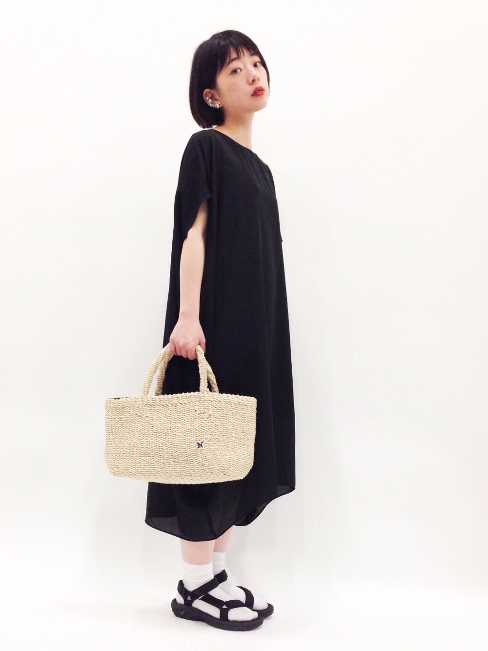 「休日スタイル、シフォン、リラックススタイル、かごバッグ、マキシ丈ワンピース、マキシ丈、teva、靴下 × サンダル、シフォンワンピ」｜「FREAK'S STOREのTeva/テバ　HURRICANE XLT                   （サンダル、ブラック系）」を使った、まみむさん（レディース・157cm）の春コーディネートの1枚目の写真