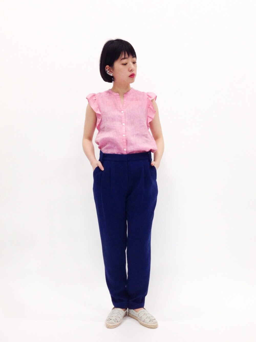 「ピンク、フリル、リネン、ハイウエストパンツ、パステルカラー、ゆるパンツ、エスパドリーユ」｜「GAIMOのガイモ/Gaimo レーススリッポン（その他シューズ、グリーン系）」を使った、まみむさん（レディース・157cm）の春コーディネートの1枚目の写真