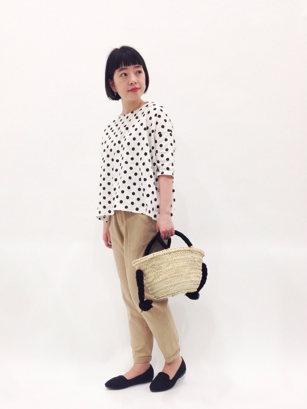 「ドット、ドット柄、ベージュパンツ、ゆるパンツ、かごバッグ、ペタンコ靴」｜「Sugar SugarのSUGAR SUGAR / レースフラットシューズ（パンプス、ブラック系）」を使った、まみむさん（レディース・157cm）の春コーディネートの1枚目の写真